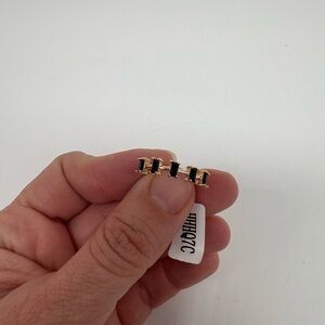 Ring Black Emerald Cut Stones in Gold tone Ring Size 7 New